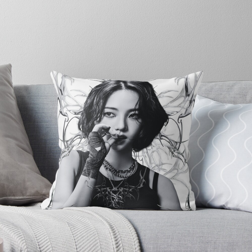 Karina aespa Throw Pillow